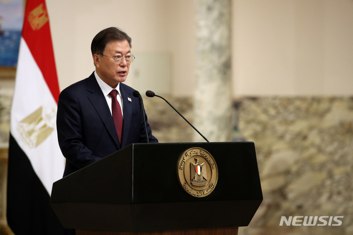 [카이로=뉴시스] 김진아 기자 = 문재인 대통령이 20일 이집트 카이로 대통령궁에서 열린 압델 파타 엘시시 대통령과의 공동언론발표에서 발언하고 있다. 2022.01.20. bluesoda@newsis.com