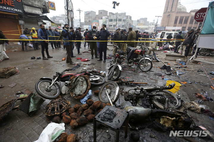 [라호르(파키스탄)=AP/뉴시스]20일(현지시간) 파키스탄 제2의 도시 라호르에서 발생한 폭탄 폭발 현장. 파키스탄 경찰국은 이번 폭발로 3명이 숨지고 20명 이상이 부상을 입었다고 전했다. 2022.01.20.photo@newsis.com
