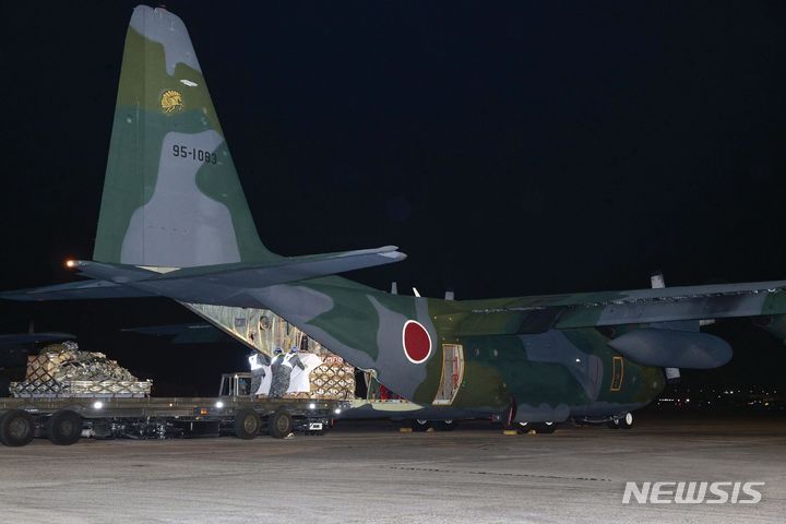 [고마키=AP/뉴시스]2022년 1월 일본 중부 아이치현 고마키시에 있는 한 공군기지에서 항공자위대가 물자를 군용화물기에 싣고 있다. 2023.12.07.