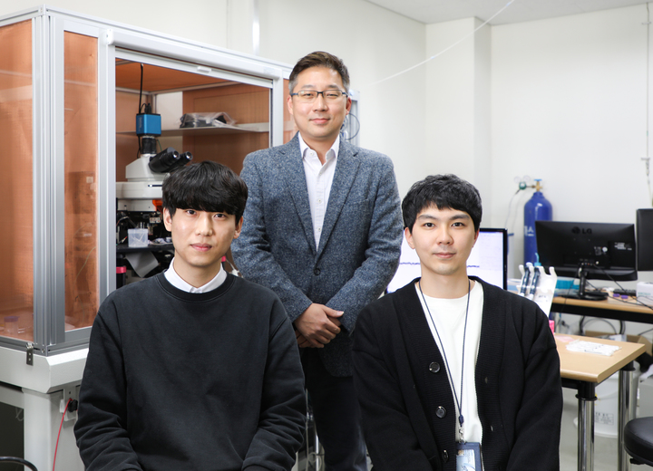 DGIST 뇌·인지과학전공 고재원 교수(위), 김승준(왼쪽)·김진후 석박사통합과정생 *재판매 및 DB 금지