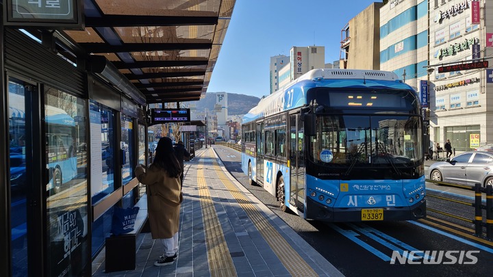 [부산=뉴시스] 부산 중구 남포동 인근 중앙버스전용차로(BRT) 버스 정류장