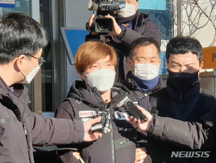 [천안=뉴시스] 이종익 기자 = 이별을 통보한 여자 친구에게 흉기를 휘둘러 살해한 혐의를 받고 있는 조현진(27)이 21일 오전 대전지검 천안지청으로 송치되기 위해 천안동남경찰서를 나서며 취재진의 질문을 받고 있다. 2022.01.21. 007news@newsis.com 