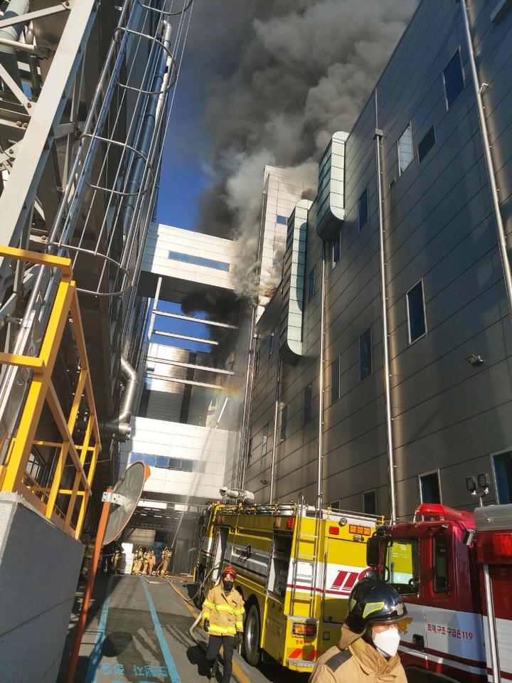 [청주=뉴시스] 안성수 기자 = 21일 오후 3시 충북 청주시 청원구 오창읍 이차전지 제조공장서 불이 났다. 소방당국은 인력과 장비를 투입해 진화 작업을 벌이고 있다. (사진=충북소방본부 제공) 2022.01.21. photo@newsis.com *재판매 및 DB 금지
