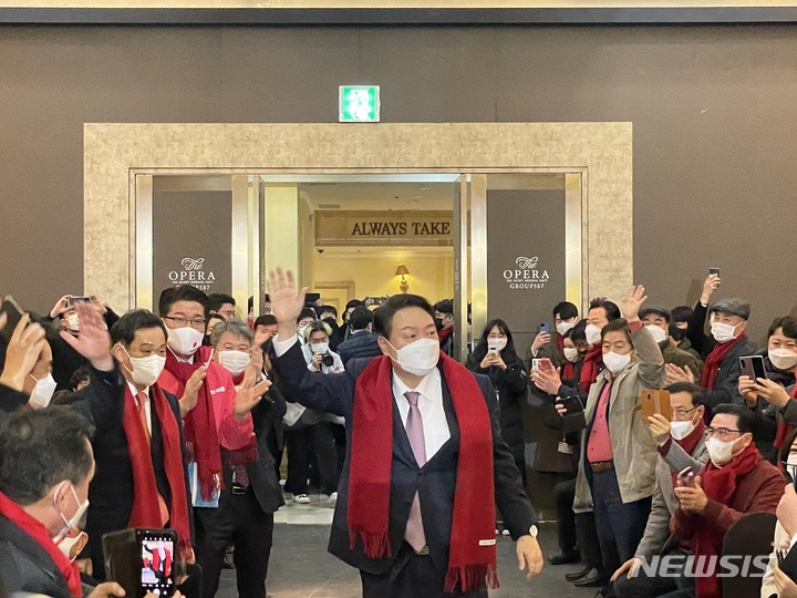 [대전=뉴시스] 김도현 기자 = 윤석열 국민의힘 대선후보가 21일 오후 대전시 서구 탄방동 오페라웨딩홀서 열린 필승결의대회 행사장으로 입장하고 있다. 2022.01.21. kdh1917@newsis.com