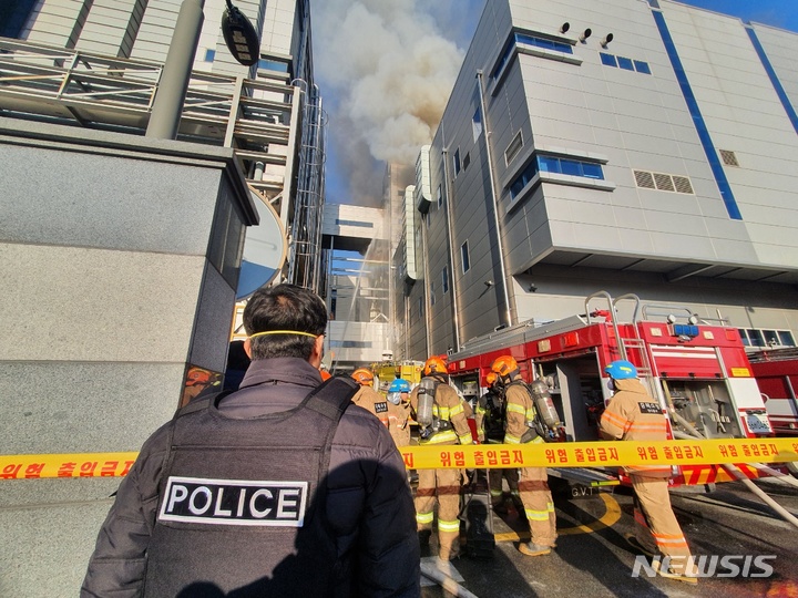 [청주=뉴시스] 조성현 기자 = 21일 오후 3시 충북 청주시 청원구 오창읍 이차전지 제조공장서 불이 났다. 소방당국은 인력과 장비를 투입해 진화 작업을 벌이고 있다. 2022.01.21. jsh0128@newsis.com