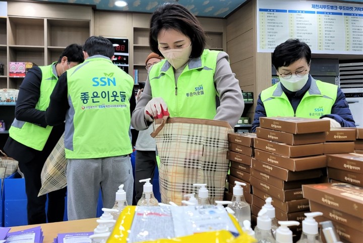 [제천=뉴시스] 이병찬 기자 = 더불어민주당 이재명 대선 후보의 부인 김혜경씨가 21일 충북 제천 푸드마켓에서 기부물품을 포장하고 있다. (사진=독자 제공) 2021.01.21. photo@newsis.com *재판매 및 DB 금지