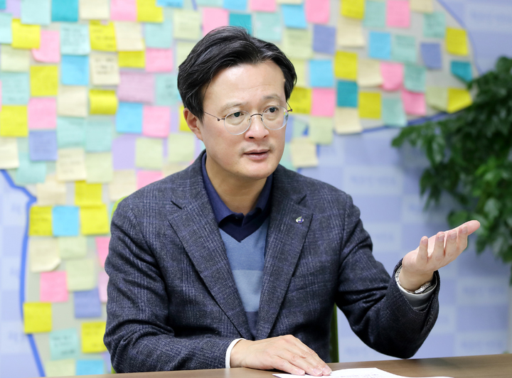 [서울=뉴시스] 채현일 영등포 구청장은 지난 17일 뉴시스와의 인터뷰에서 "영등포구의 문화도시 지정은 서울 3대 도심의 위상에 걸맞은 쾌거"라며 "'영등포구'라는 하드웨어에 랜드마크, 문화시설 등 소프트웨어 콘텐츠를 채워 나갈 것"이라고 강조했다. (사진=영등포구 제공) 2021.01.23. photo@newsis.com&nbsp; *재판매 및 DB 금지