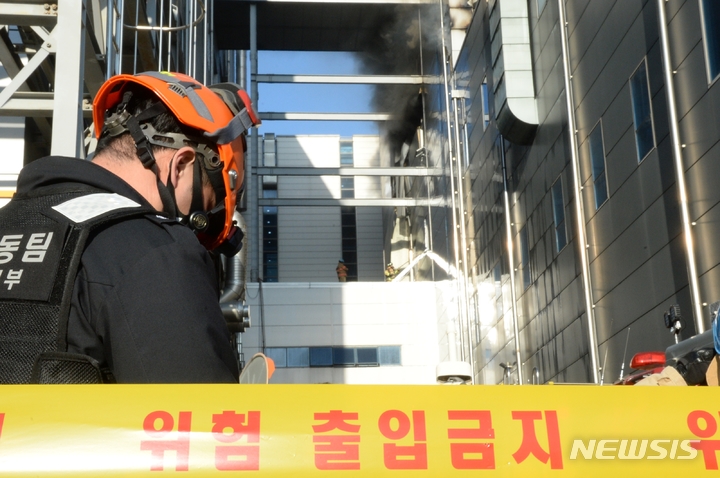 [청주=뉴시스] 조성현 기자 =21일 오후 3시께 충북 청주시 청원구 오창읍 이차전지 제조공장인 에코프로비엠에서 불이 나 소방당국이 진화작업을 하고 있다. 2022.01.21. jsh0128@newsis.com