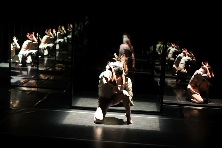 [서울=뉴시스] 박진희 기자 = 독창적인 미디어아트를 선보여온 김치앤칩스(Kimchi and Chips)가 덴마크 안무가 시몬느 뷔로드와 협업한 현대무용 공연 ‘콜렉티브 비해비어(Collective Behaviour)’. 2022.01.22. pak7130@newsis.com&nbsp;&nbsp; *재판매 및 DB 금지