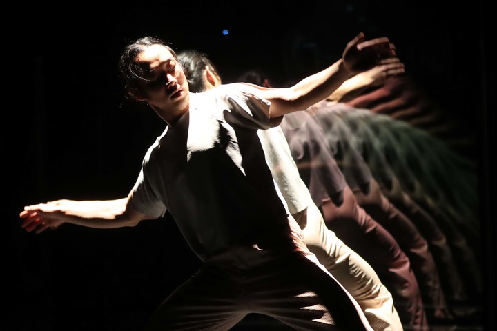 [서울=뉴시스] 박진희 기자 = 독창적인 미디어아트를 선보여온 김치앤칩스(Kimchi and Chips)가 덴마크 안무가 시몬느 뷔로드와 협업한 현대무용 공연 ‘콜렉티브 비해비어(Collective Behaviour)’. 2022.01.22. pak7130@newsis.com&nbsp;&nbsp; *재판매 및 DB 금지