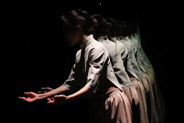 [서울=뉴시스] 박진희 기자 = 독창적인 미디어아트를 선보여온 김치앤칩스(Kimchi and Chips)가 덴마크 안무가 시몬느 뷔로드와 협업한 현대무용 공연 ‘콜렉티브 비해비어(Collective Behaviour)’. 2022.01.22. pak7130@newsis.com&nbsp;&nbsp; *재판매 및 DB 금지