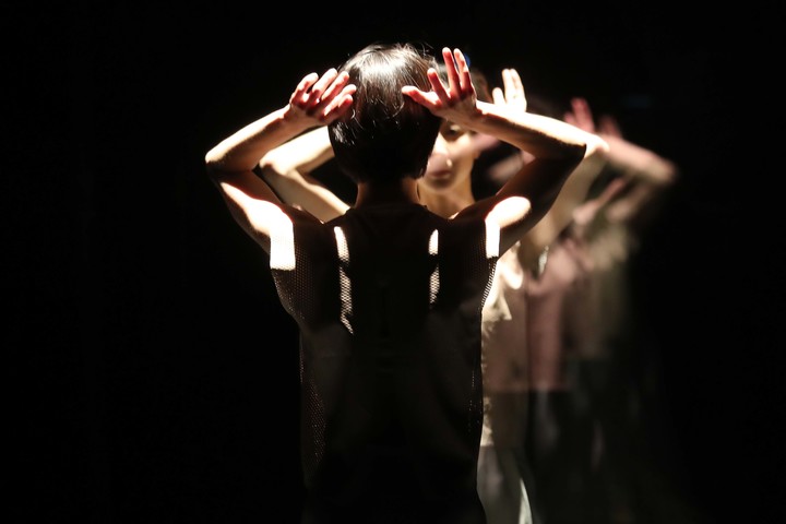 [서울=뉴시스] 박진희 기자 = 독창적인 미디어아트를 선보여온 김치앤칩스(Kimchi and Chips)가 덴마크 안무가 시몬느 뷔로드와 협업한 현대무용 공연 ‘콜렉티브 비해비어(Collective Behaviour)’. 2022.01.22. pak7130@newsis.com&nbsp;&nbsp; *재판매 및 DB 금지