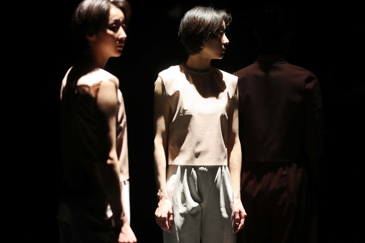 [서울=뉴시스] 박진희 기자 = 독창적인 미디어아트를 선보여온 김치앤칩스(Kimchi and Chips)가 덴마크 안무가 시몬느 뷔로드와 협업한 현대무용 공연 ‘콜렉티브 비해비어(Collective Behaviour)’. 2022.01.22. pak7130@newsis.com&nbsp;&nbsp; *재판매 및 DB 금지