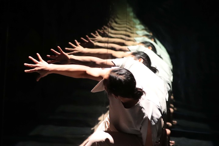 [서울=뉴시스] 박진희 기자 = 독창적인 미디어아트를 선보여온 김치앤칩스(Kimchi and Chips)가 덴마크 안무가 시몬느 뷔로드와 협업한 현대무용 공연 ‘콜렉티브 비해비어(Collective Behaviour)’. 2022.01.22. pak7130@newsis.com&nbsp;&nbsp; *재판매 및 DB 금지