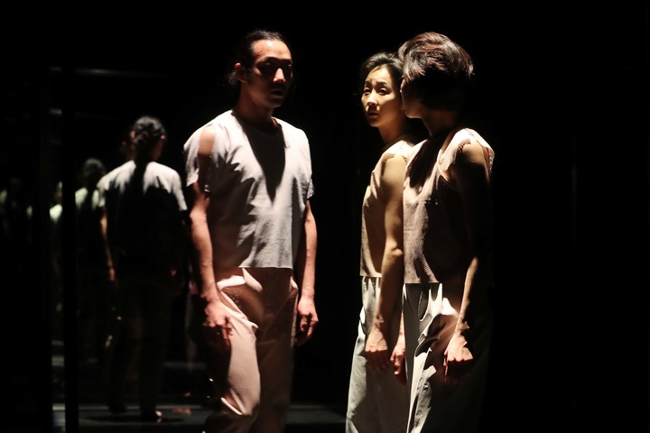 [서울=뉴시스] 박진희 기자 = 독창적인 미디어아트를 선보여온 김치앤칩스(Kimchi and Chips)가 덴마크 안무가 시몬느 뷔로드와 협업한 현대무용 공연 ‘콜렉티브 비해비어(Collective Behaviour)’. 2022.01.22. pak7130@newsis.com&nbsp;&nbsp; *재판매 및 DB 금지