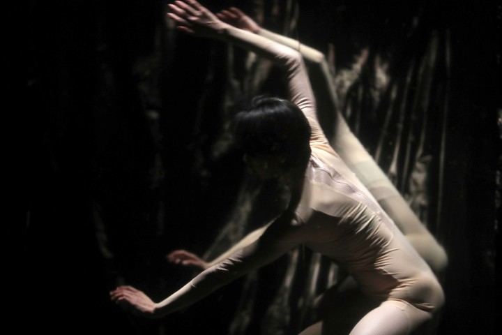 [서울=뉴시스] 박진희 기자 = 독창적인 미디어아트를 선보여온 김치앤칩스(Kimchi and Chips)가 덴마크 안무가 시몬느 뷔로드와 협업한 현대무용 공연 ‘콜렉티브 비해비어(Collective Behaviour)’. 2022.01.22. pak7130@newsis.com&nbsp;&nbsp; *재판매 및 DB 금지