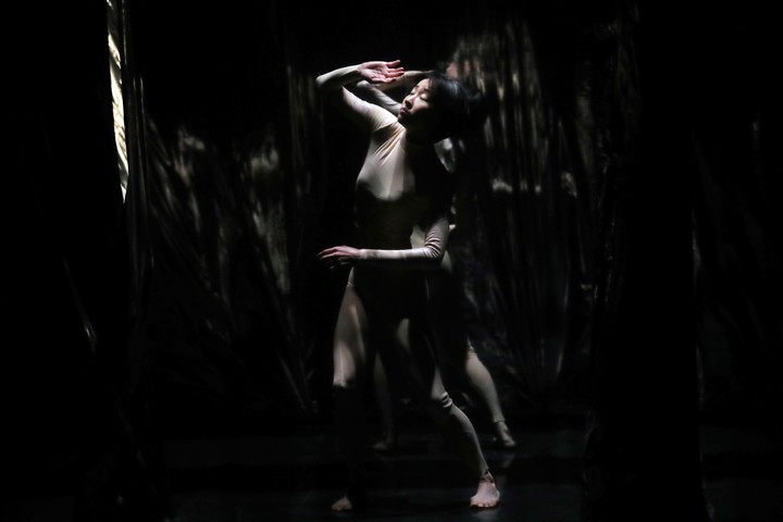 [서울=뉴시스] 박진희 기자 = 독창적인 미디어아트를 선보여온 김치앤칩스(Kimchi and Chips)가 덴마크 안무가 시몬느 뷔로드와 협업한 현대무용 공연 ‘콜렉티브 비해비어(Collective Behaviour)’. 2022.01.22. pak7130@newsis.com&nbsp;&nbsp; *재판매 및 DB 금지