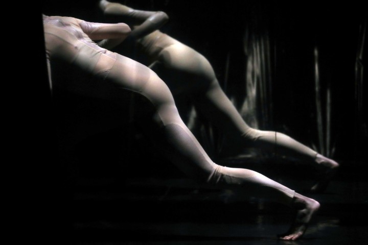 [서울=뉴시스] 박진희 기자 = 독창적인 미디어아트를 선보여온 김치앤칩스(Kimchi and Chips)가 덴마크 안무가 시몬느 뷔로드와 협업한 현대무용 공연 ‘콜렉티브 비해비어(Collective Behaviour)’. 2022.01.22. pak7130@newsis.com&nbsp;&nbsp; *재판매 및 DB 금지