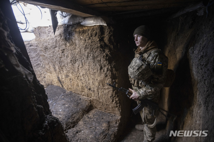 [마리우폴=AP/뉴시스] 20일(현지시간) 우크라이나 도네츠크주 마리우폴에서 우크라이나군 병사가 친 러시아 반군과의 대치 지역 참호에서 근무하고 있다. 앤서니 블링컨 미 국무장관은 러시아가 우크라이나 국경을 넘으면 미국과 동맹국들의 통일된 "신속하고 가혹한' 대응에 처할 것이라고 경고했다. 2022.01.21.