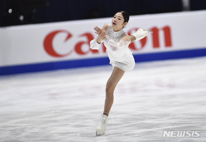 [탈린=AP/뉴시스] 이해인이 20일(현지시간) 에스토니아 탈린의 톤디라바 아이스 홀에서 열린 국제빙상경기연맹(ISU) 피겨스케이팅 4대륙 선수권대회 여자 싱글 쇼트 프로그램에 출전해 연기하고 있다. 이해인은 기술점수(TES) 37.89, 예술점수(PCS) 32.08 합계 69.97로 2위를 기록했다. 2022.01.21.