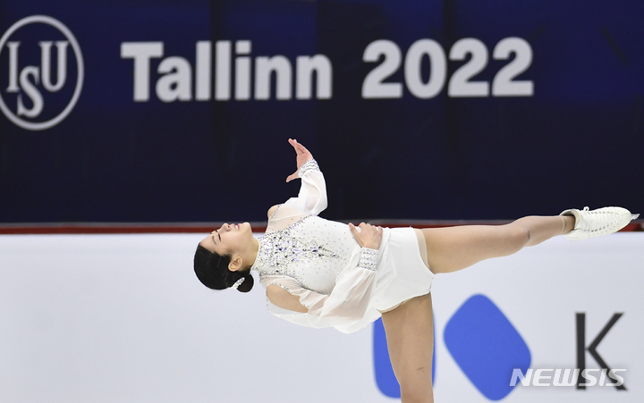 [탈린=AP/뉴시스] 이해인이 20일(현지시간) 에스토니아 탈린의 톤디라바 아이스 홀에서 열린 국제빙상경기연맹(ISU) 피겨스케이팅 4대륙 선수권대회 여자 싱글 쇼트 프로그램에 출전해 연기하고 있다. 이해인은 기술점수(TES) 37.89, 예술점수(PCS) 32.08 합계 69.97로 2위를 기록했다. 2022.01.21.
