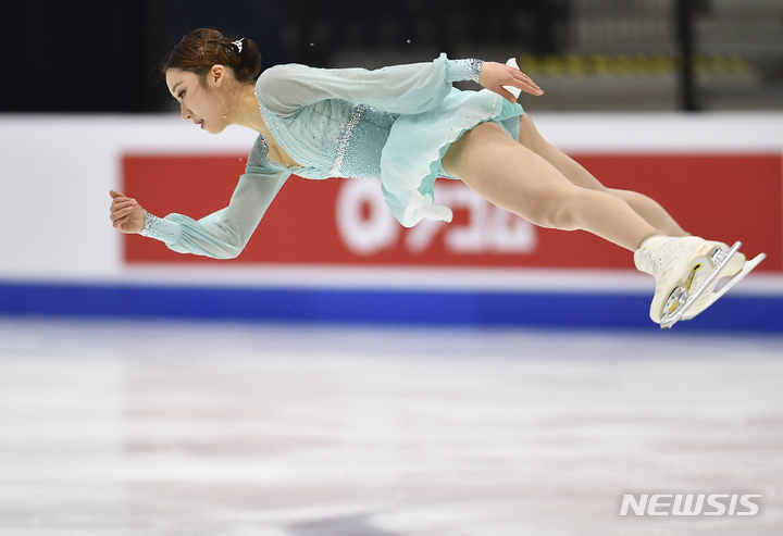 [탈린=AP/뉴시스] 김예림이 20일(현지시간) 에스토니아 탈린의 톤디라바 아이스 홀에서 열린 국제빙상경기연맹(ISU) 피겨스케이팅 4대륙 선수권대회 여자 싱글 쇼트 프로그램에 출전해 연기하고 있다. 김예림은 기술점수(TES) 36.34, 예술점수(PCS) 32.59 합계 68.93으로 3위를 기록했다. 2022.01.21.
