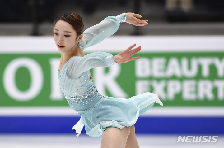 [탈린=AP/뉴시스] 김예림이 20일(현지시간) 에스토니아 탈린의 톤디라바 아이스 홀에서 열린 국제빙상경기연맹(ISU) 피겨스케이팅 4대륙 선수권대회 여자 싱글 쇼트 프로그램에 출전해 연기하고 있다. 김예림은 기술점수(TES) 36.34, 예술점수(PCS) 32.59 합계 68.93으로 3위를 기록했다. 2022.01.21.