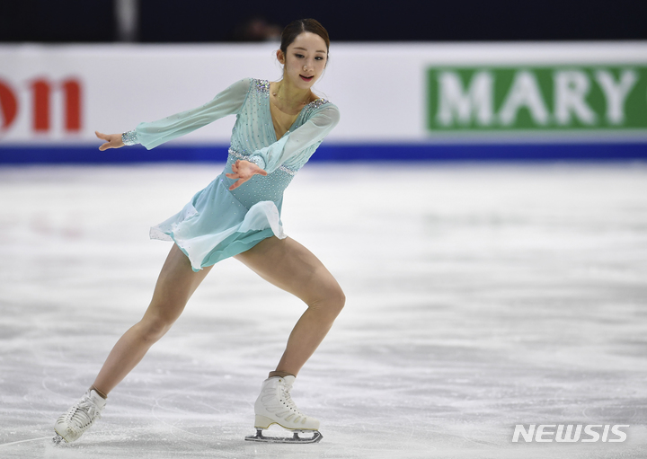 [탈린=AP/뉴시스] 김예림이 20일(현지시간) 에스토니아 탈린의 톤디라바 아이스 홀에서 열린 국제빙상경기연맹(ISU) 피겨스케이팅 4대륙 선수권대회 여자 싱글 쇼트 프로그램에 출전해 연기하고 있다. 김예림은 기술점수(TES) 36.34, 예술점수(PCS) 32.59 합계 68.93으로 3위를 기록했다. 2022.01.21.