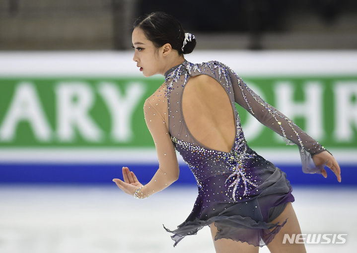 [탈린=AP/뉴시스] 유영이 20일(현지시간) 에스토니아 탈린의 톤디라바 아이스 홀에서 열린 국제빙상경기연맹(ISU) 피겨스케이팅 4대륙 선수권대회 여자 싱글 쇼트 프로그램에 출전해 연기하고 있다. 유영은 기술점수(TES) 35.20, 예술점수(PCS) 32.66 합계 67.86으로 4위를 기록했다. 2022.01.21.
