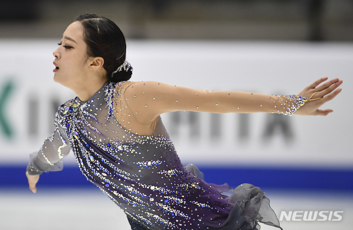 [탈린=AP/뉴시스] 유영이 20일(현지시간) 에스토니아 탈린의 톤디라바 아이스 홀에서 열린 국제빙상경기연맹(ISU) 피겨스케이팅 4대륙 선수권대회 여자 싱글 쇼트 프로그램에 출전해 연기하고 있다. 유영은 기술점수(TES) 35.20점, 예술점수(PCS) 32.66점 합계 67.86점으로 4위를 기록했다. 2022.01.21.