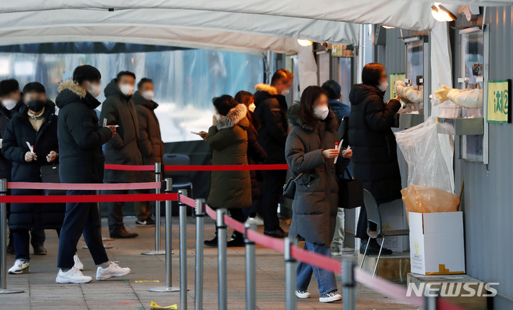 [서울=뉴시스] 홍효식 기자 = 0시 기준 코로나19 신규 확진자가 6,769명으로 집계된 21일 오전 서울시청 앞 서울광장 임시선별검사소에서 시민들이 검사를 받기 위해 기다리고 있다. 방역 당국은 코로나19 오미크론 변이가 국내 우세종이 될 것으로 전망하며, "설 연휴 기간 확산세를 통제하지 못하면 2월 말 하루 1만~1만5000명 규모의 신규 확진자 발생이 예상된다"고 밝혔다. 2022.01.21. yesphoto@newsis.com