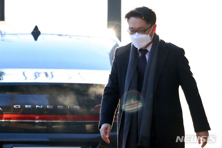 [과천=뉴시스] 정병혁 기자 = 고위공직자범죄수사처 출범 1주년인 지난 21일 오전 김진욱 공수처장이 경기 과천시 정부과천청사 공수처로 출근하고 있다.(공동취재사진) 2022.01.21. photo@newsis.com