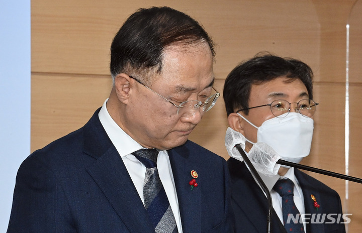 [서울=뉴시스] 김명원 기자 = 홍남기 경제부총리 겸 기획재정부 장관이 21일 오전 서울 종로구 정부서울청사에서 열린 2022년 추가경정예산안 브리핑에서 발언하고 있다. (공동취재사진) 2022.01.21. photo@newsis.com