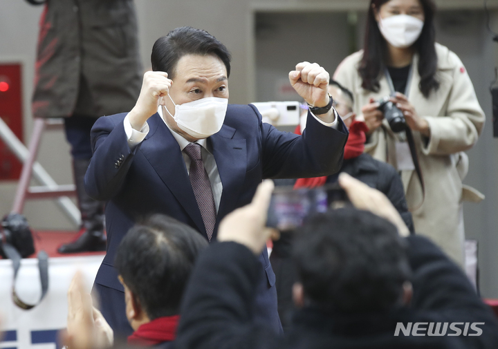 [천안=뉴시스] 전신 기자 = 윤석열 국민의힘 대선 후보가 21일 충남 천안 동남구 아우내실내체육관에서 열린 충남 선대위 필승결의대회에서 참석자들 향해 인사를 하고 있다. 2022.01.21. photo1006@newsis.com