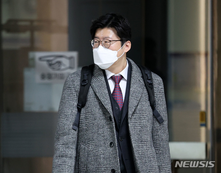 [서울=뉴시스] 고범준 기자 = 김학의 전 법무부 차관의 불법출국금지 관련 서류조작 혐의로 기소된 이규원 검사가 지난달 21일 오전 서울 서초구 서울중앙지법에서 열린 5차 속행공판을 마치고 이동하고 있다. 2022.01.21. bjko@newsis.com
