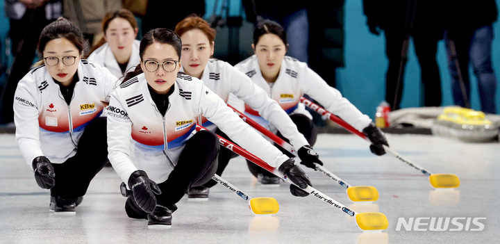 [강릉=뉴시스] 김병문 기자 = 여자 컬링 국가대표팀 '팀 킴'이 21일 오전 강원 강릉시 강릉컬링센터에서 열린 컬링 미디어데이 및 2022 베이징 동계올림픽 출정식에 앞서 포즈를 취하고 있다. 2022.01.21. dadazon@newsis.com