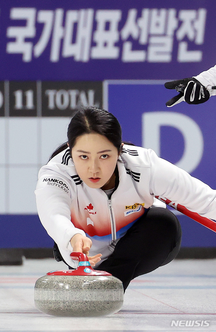 [강릉=뉴시스] 김병문 기자 = 여자 컬링 국가대표팀 '팀 킴' 김경애가 21일 오전 강원 강릉시 강릉컬링센터에서 열린 컬링 미디어데이 및 2022 베이징 동계올림픽 출정식에 앞서 훈련을 하고 있다. 2022.01.21. dadazon@newsis.com
