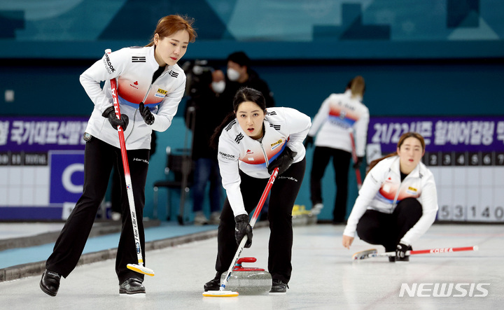 [강릉=뉴시스] 김병문 기자 = 여자 컬링 국가대표팀 '팀 킴'이 21일 오전 강원 강릉시 강릉컬링센터에서 열린 컬링 미디어데이 및 2022 베이징 동계올림픽 출정식에 앞서 훈련을 하고 있다. 2022.01.21. dadazon@newsis.com
