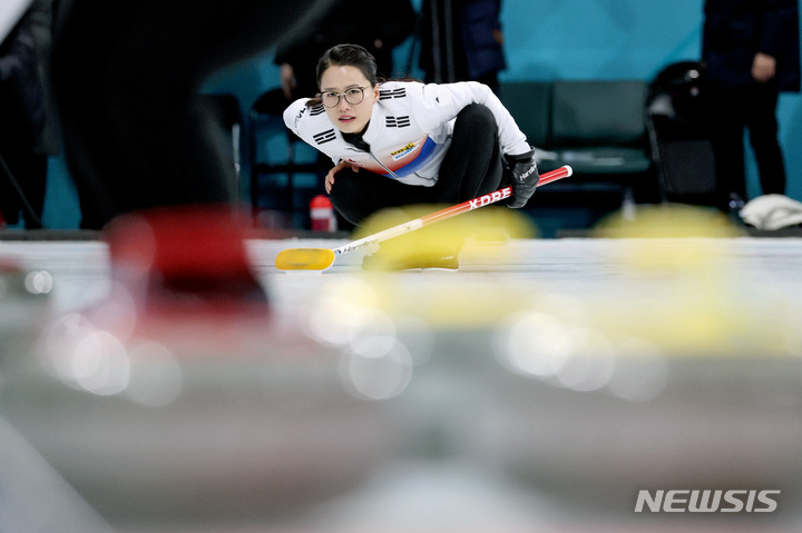 [강릉=뉴시스] 김병문 기자 = 여자 컬링 국가대표팀 '팀 킴' 김은정이 21일 오전 강원 강릉시 강릉컬링센터에서 열린 컬링 미디어데이 및 2022 베이징 동계올림픽 출정식에 앞서 훈련을 하고 있다. 2022.01.21. dadazon@newsis.com