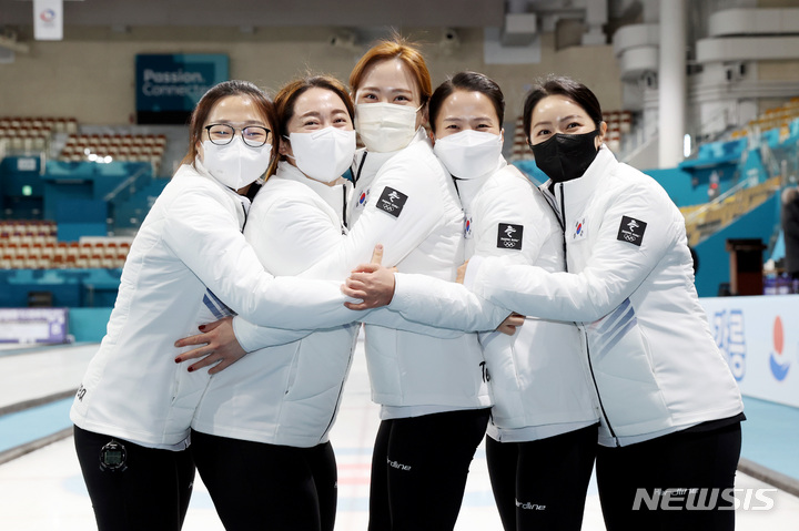 [강릉=뉴시스] 김병문 기자 = 여자 컬링 국가대표팀 '팀 킴'이 21일 오전 강원 강릉시 강릉컬링센터에서 열린 컬링 미디어데이 및 2022 베이징 동계올림픽 출정식에서 포즈를 취하고 있다. 2022.01.21. dadazon@newsis.com