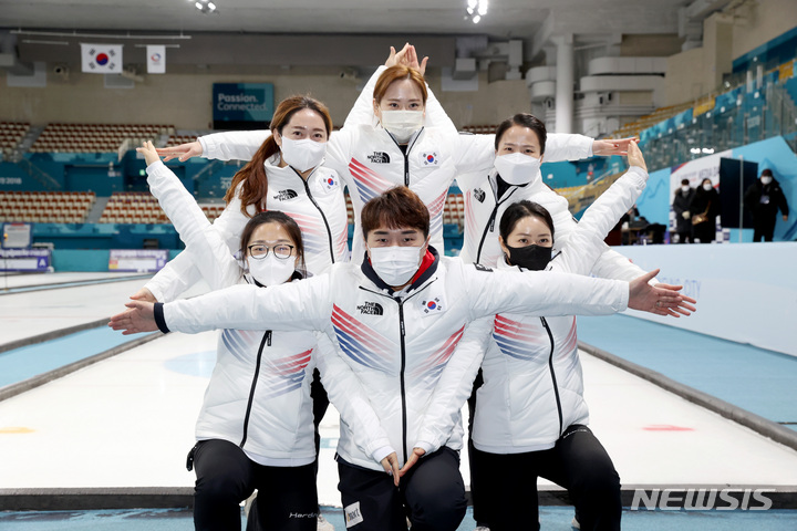 [강릉=뉴시스] 김병문 기자 = 여자 컬링 국가대표팀 '팀 킴'과 임명섭 감독이 21일 오전 강원 강릉시 강릉컬링센터에서 열린 컬링 미디어데이 및 2022 베이징 동계올림픽 출정식에서 포즈를 취하고 있다. 2022.01.21. dadazon@newsis.com