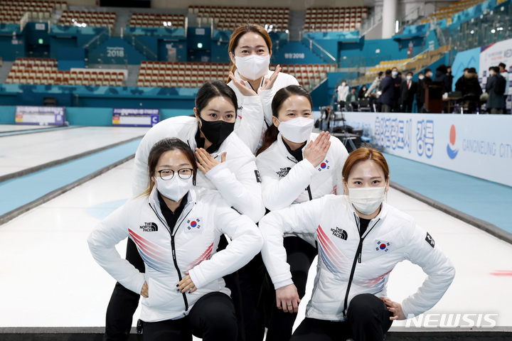 [강릉=뉴시스] 김병문 기자 = 여자 컬링 국가대표팀 '팀 킴'이 21일 오전 강원 강릉시 강릉컬링센터에서 열린 컬링 미디어데이 및 2022 베이징 동계올림픽 출정식에서 포즈를 취하고 있다. 2022.01.21. dadazon@newsis.com