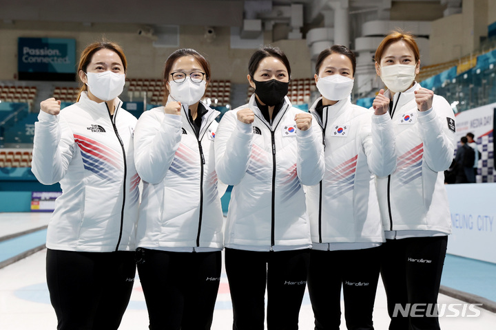 [강릉=뉴시스] 김병문 기자 = 여자 컬링 국가대표팀 '팀 킴'이 21일 오전 강원 강릉시 강릉컬링센터에서 열린 컬링 미디어데이 및 2022 베이징 동계올림픽 출정식에서 포즈를 취하고 있다. 2022.01.21. dadazon@newsis.com