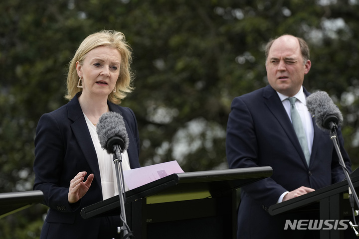 [시드니=AP/뉴시스] 리즈 트러스 영국 외무장관(왼쪽)과 벤 월리스 영국 국방장관이 지난 21일(현지시간) 시드니 총독 관저에서 영-호주 장관급 회담을 한 뒤 호주 측과 공동 기자회견을 하고 있다. 2021.01.21.