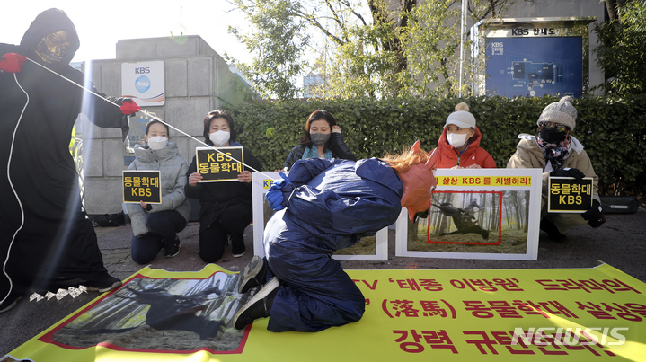 [서울=뉴시스] 최진석 기자 = 한국동물보호연합 회원들이 21일 서울 여의도 KBS 앞에서 'KBS 드라마 태종 이방원의 낙마 동물학대 살상 행위 규탄 기자회견'을 하며 KBS를 규탄하는 퍼포먼스를 하고 있다. 2022.01.21. myjs@newsis.com
