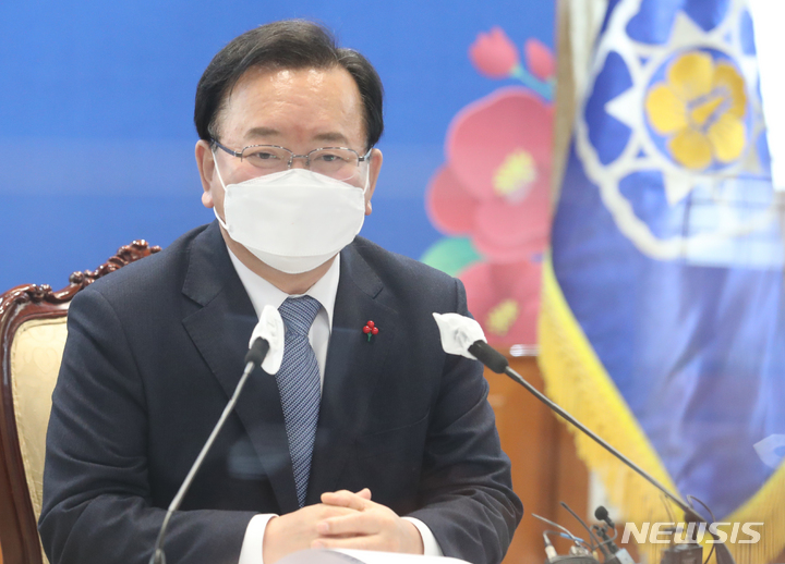 [서울=뉴시스] 김명원 기자 = 김부겸 국무총리가 21일 서울 종로구 정부서울청사에서 열린 여수·순천 10·19사건 진상규명 및 희생자 명예회복 위원회 제1차 위원회에 참석해 발언하고 있다. 2022.01.21. kmx1105@newsis.com