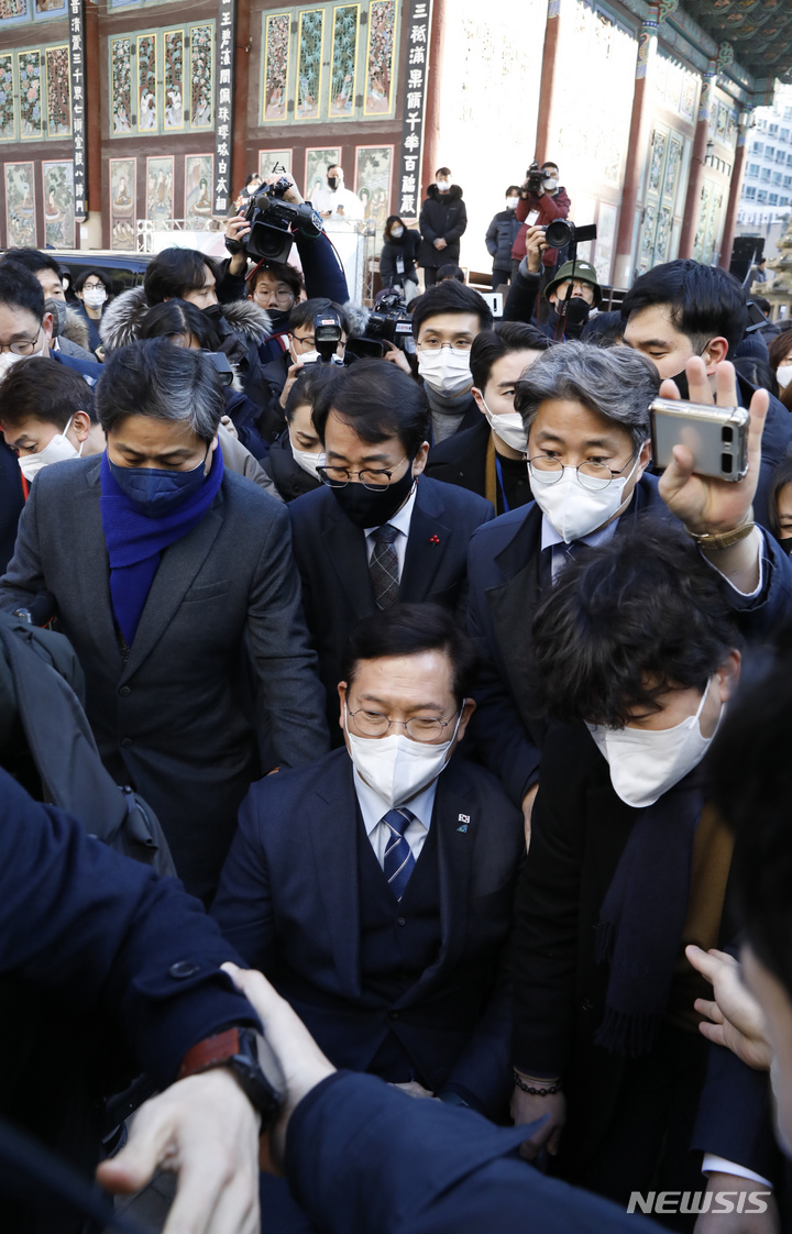 [서울=뉴시스] 고승민 기자 = 송영길 더불어민주당 대표가 21일 서울 조계사에서 열린 전국승려대회에서 발언을 하기 위해 대기하던 중 승려들의 반대 여론에 발길을 돌리고 있다. 2022.01.21. kkssmm99@newsis.com