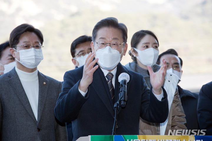 [서울=뉴시스] 국회사진기자단 = 이재명 더불어민주당 대선 후보가 21일 서울 은평한옥마을에서 글로벌 경제·문화 수도로 육성하기 위한 서울 지역 공약 발표를 마치고 취재진 질문에 답변하고 있다. 2022.01.21. photo@newsis.com