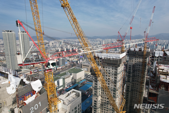 [광주=뉴시스] 광주 서구 화정동 현대산업개발 신축 아파트 붕괴 사고 11일째인 21일 오전 구조당국 등이 사고로 휘어진 크레인 상층부 해체 작업을 하고 있다. (사진=광주소방안전본부 제공). photo@newsis.com *재판매 및 DB 금지