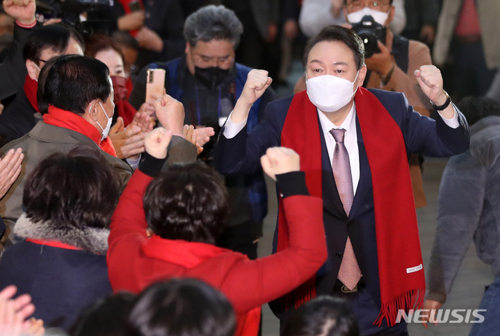 [대전=뉴시스] 전신 기자 = 윤석열 국민의힘 대선 후보가 21일 대전 서구 오페라웨딩홀에서 열린 대전 선대위 필승 결의대회에 참석하며 인사하고 있다. 2022.01.21. photo1006@newsis.com